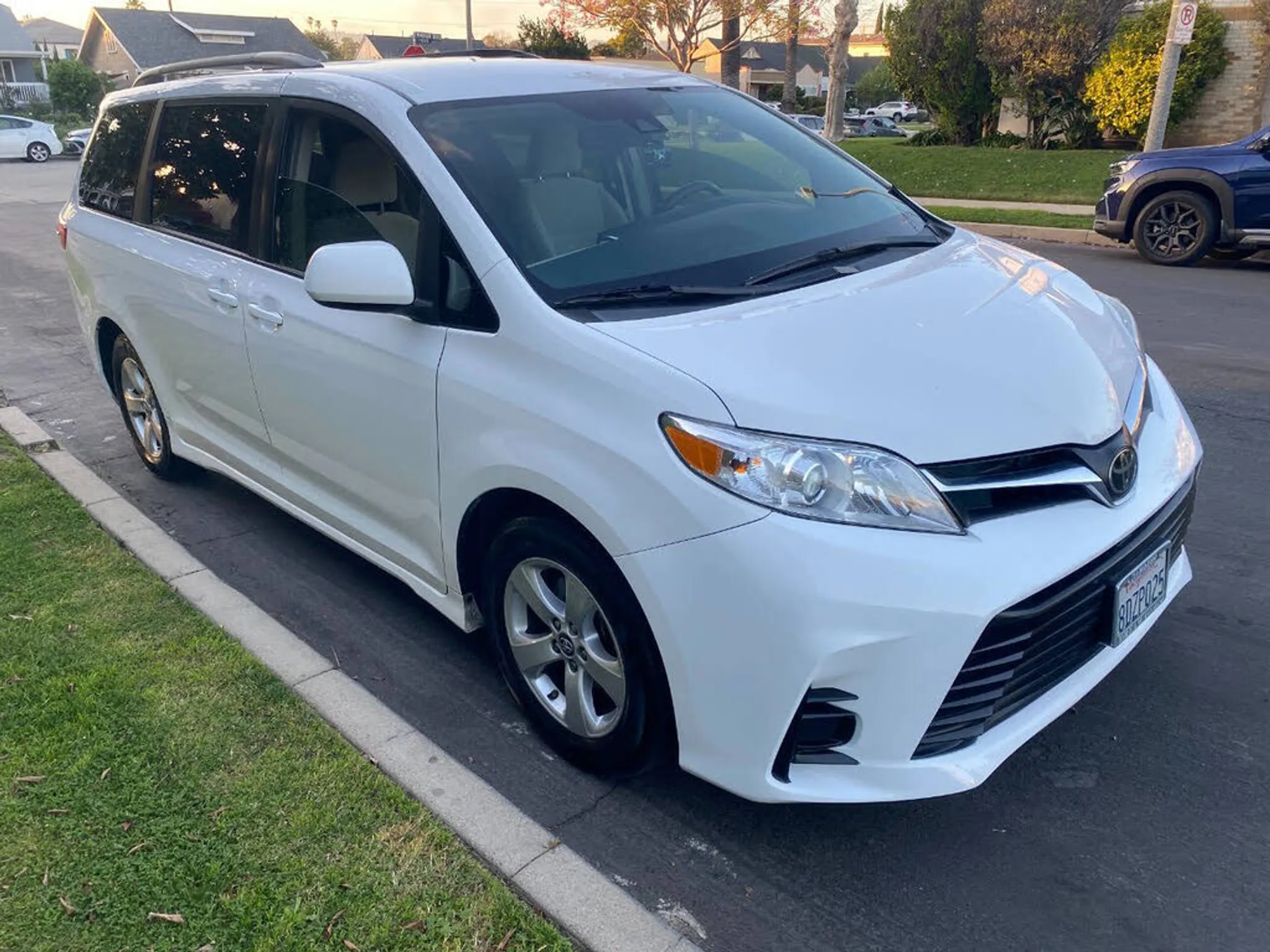 2018 TOYOTA Sienna LE - Photo 1