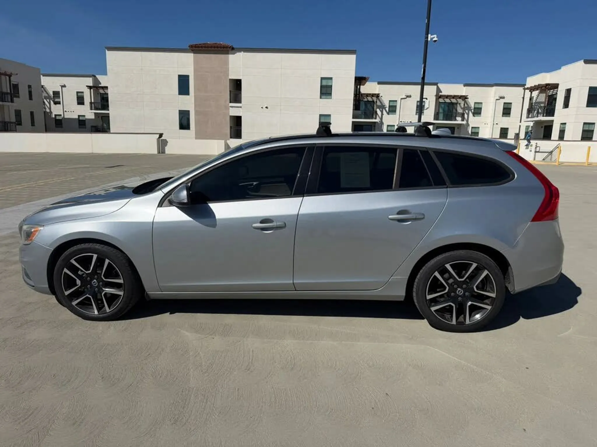 2017 VOLVO V60 Dynamic - Photo 2