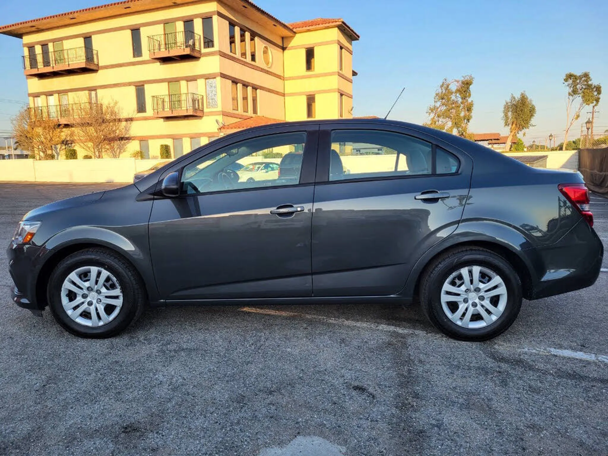 2019 CHEVROLET Sonic LS - Photo 2